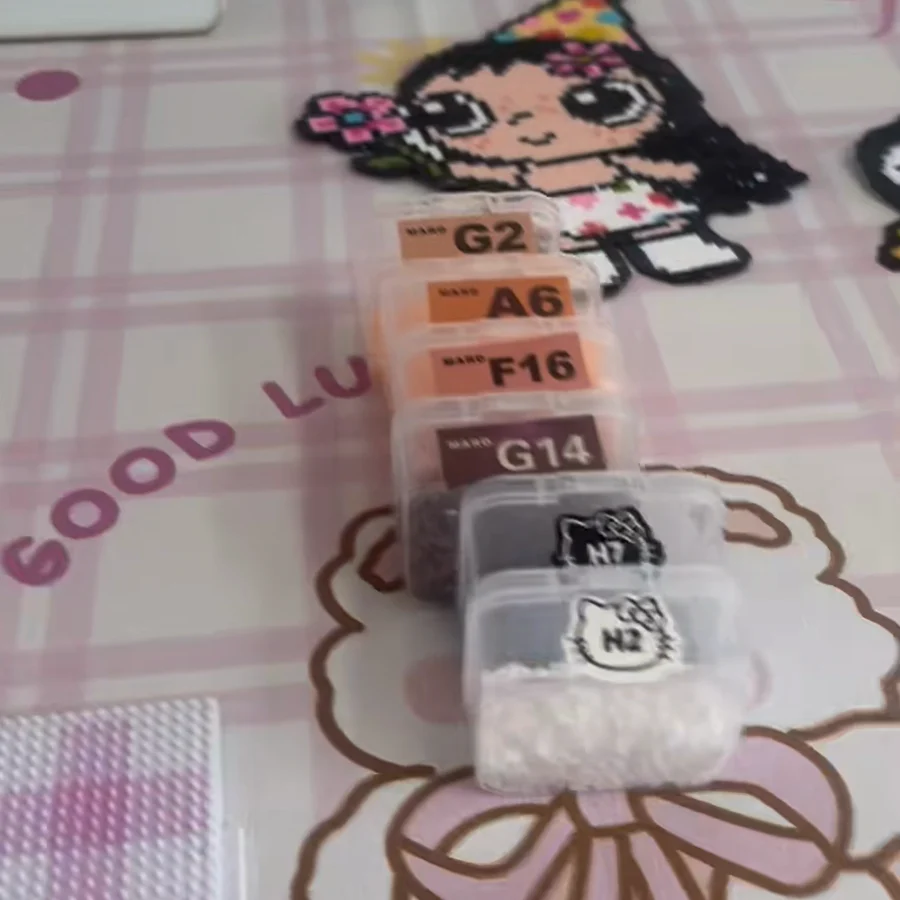 G2、A6、F16、G14、H7、H2のラベルが付いたビーズの容器がテーブルに並んでいる